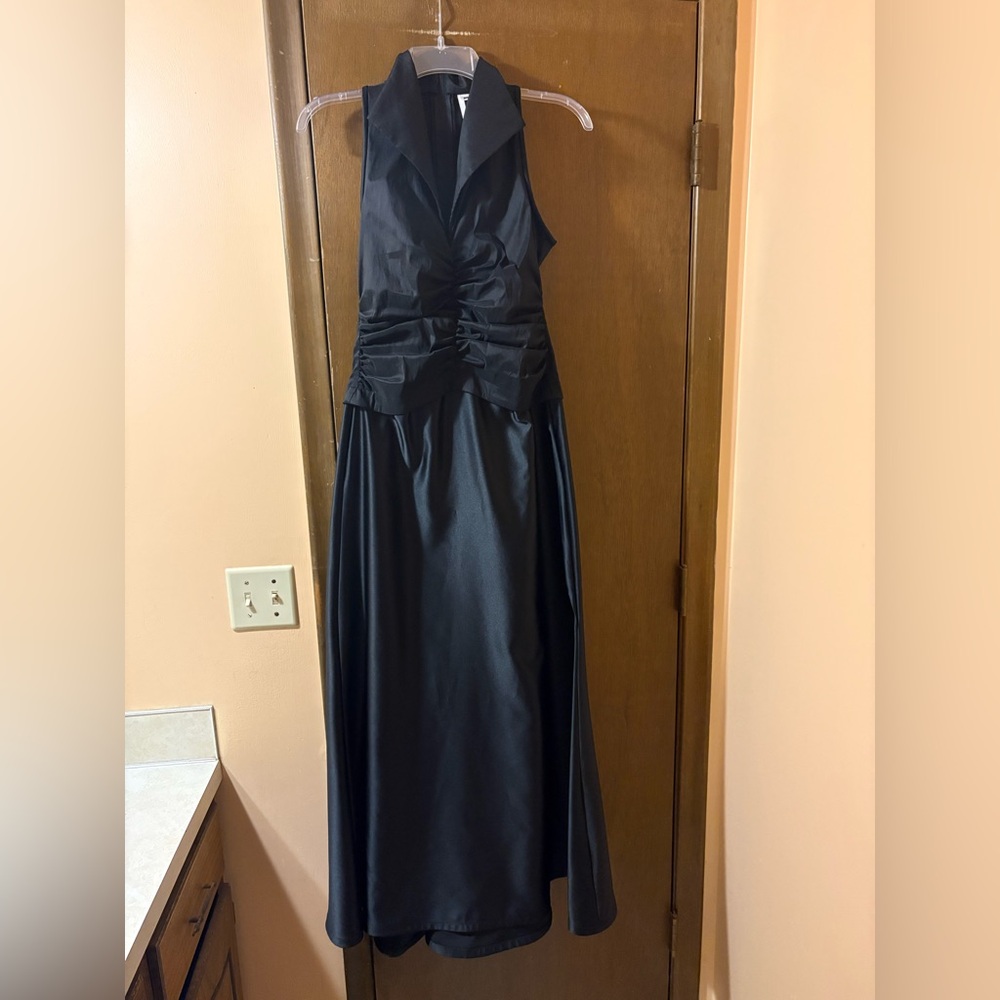T Tadashi Shoji Petite Vintage Black Collared Sleeveless Gown